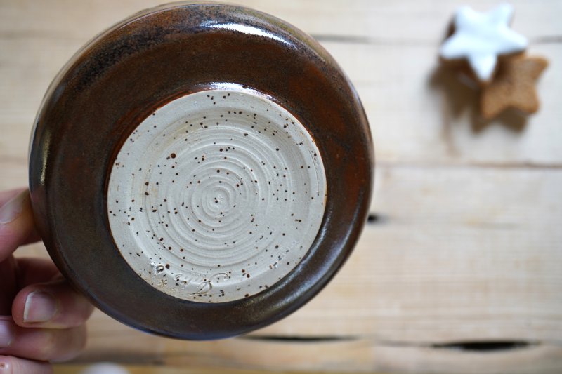 Keramik Schälchen für Oliven, Nüsse oder Pralinen handgetöpfert - braun schimmernd mit weißen Effekten
